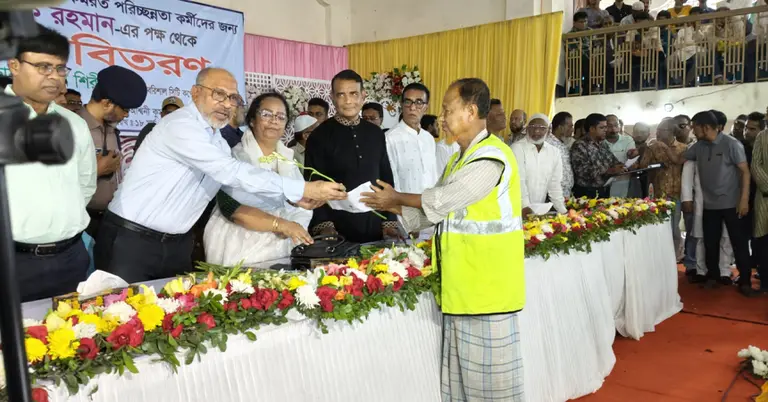 পরিচ্ছন্নতা কর্মীদের মাঝে ঈদ উপহার বিতরণ